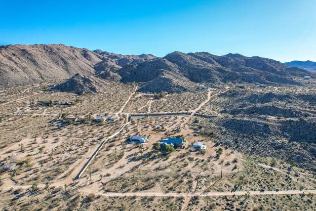 59800 Onaga Trail, Joshua Tree CA: https://media.crmls.org/mediaz/73e4e7da-ee3c-4d40-b34a-7b42a2a78e29.jpg