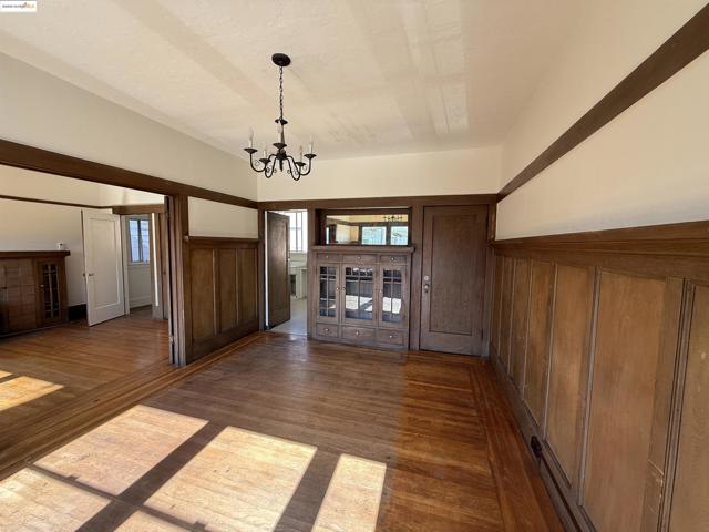 3999 Clarke, Oakland CA: https://media.crmls.org/mediaz/73e56b35-41b4-417a-be6b-86cb086f3660.jpg