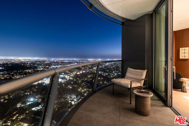 211 W Elm Court, Los Angeles CA: https://media.crmls.org/mediaz/73e56cfb-6bd7-41e1-9279-3823c2af185f.jpg
