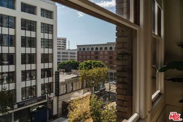 939 S Broadway, Los Angeles CA: https://media.crmls.org/mediaz/73e671c6-ca4f-4b33-b20d-5144069f96ba.jpg