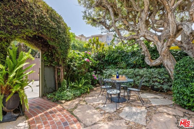 17 20th Avenue, Venice CA: https://media.crmls.org/mediaz/73e6ef4d-9e80-4e9e-9eff-025eb23a52c5.jpg