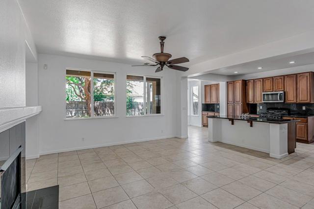 1619 Tumbleweed Way, Los Banos CA: https://media.crmls.org/mediaz/73e87d87-2437-4556-9c5f-4703f95c6ce6.jpg