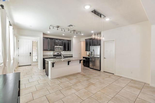 9315 Wild Lilac Cir, Sacramento CA: https://media.crmls.org/mediaz/73e8a62c-89cb-4bc5-ada1-37c3d946714c.jpg