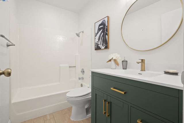 3525 Mcsherry Way, Alameda CA: https://media.crmls.org/mediaz/73e8d204-5a39-412c-8b66-034563b0340a.jpg