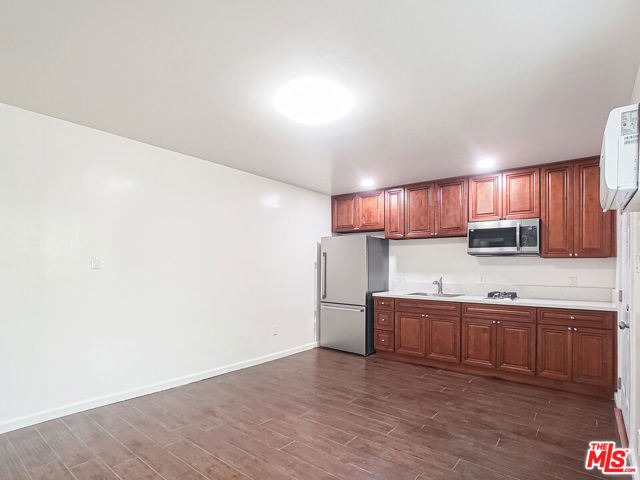 453 N Kingsley Drive, Los Angeles CA: https://media.crmls.org/mediaz/73e9f92a-a142-43d7-a9de-d184af85b29a.jpg