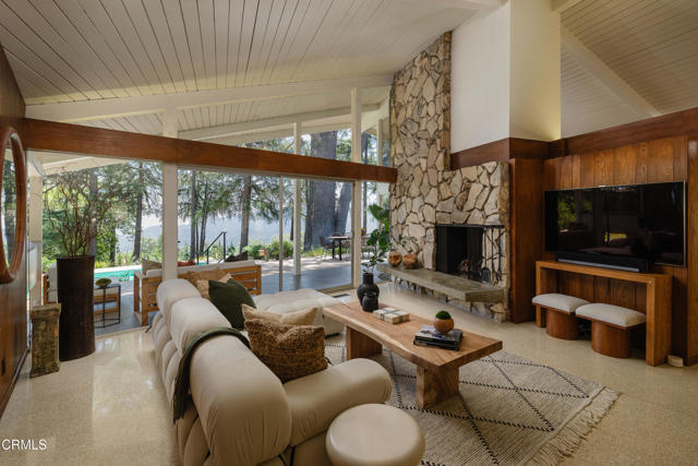 5445 La Crescenta Avenue, La Crescenta CA: https://media.crmls.org/mediaz/73ea3321-b4c2-4587-89f8-f12b65ee5f55.jpg