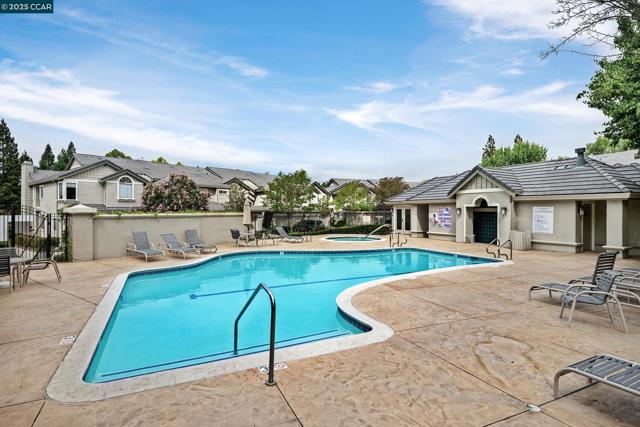422 Sutton Cir, Danville CA: https://media.crmls.org/mediaz/73eb5e01-6e90-4859-b6e2-10509acc474e.jpg