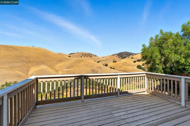 1023 Pebble Beach Dr, Clayton CA: https://media.crmls.org/mediaz/73eb7b0c-771c-4c09-990b-b410d599ada4.jpg