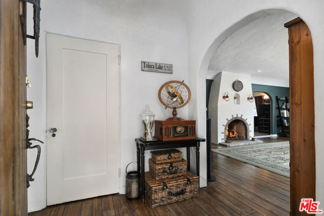 10344 Woodbridge Street, Toluca Lake CA: https://media.crmls.org/mediaz/73ebc81d-6697-4adf-9667-8ec09bcbe39f.jpg