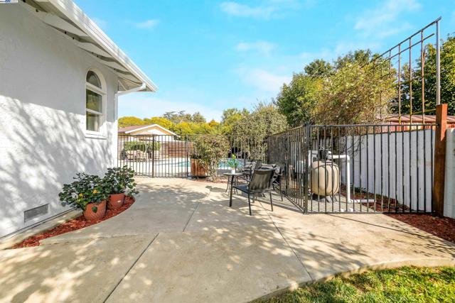 1662 Dorchester Pl, Concord CA: https://media.crmls.org/mediaz/73ec4296-e996-453c-a3b3-e2fdcfeeb9df.jpg