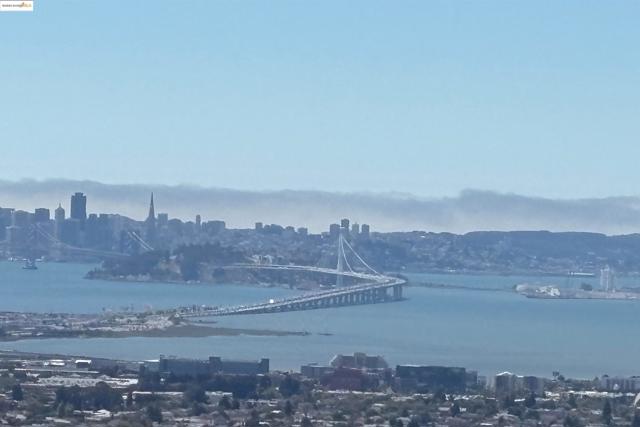 40 Spy Glass Hill, Oakland CA: https://media.crmls.org/mediaz/73ec889c-3a2c-466e-af9f-9ce9e6b41032.jpg