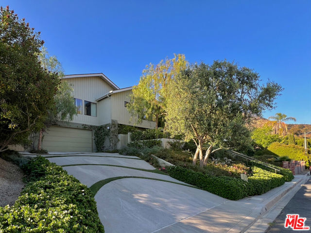6435 Innsdale Drive, Los Angeles CA: https://media.crmls.org/mediaz/73ed69da-0d2f-4448-9998-4ae158f7d70a.jpg