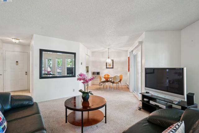 39490 Albany Cmn, Fremont CA: https://media.crmls.org/mediaz/73ee4e9d-e167-406b-9e26-c69a537e5607.jpg