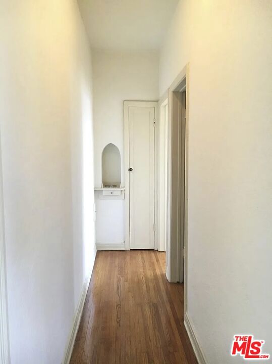 1901 N Commonwealth, Los Angeles CA: https://media.crmls.org/mediaz/73ef8571-c8f0-4929-b86b-73d5e0b9fbf8.jpg