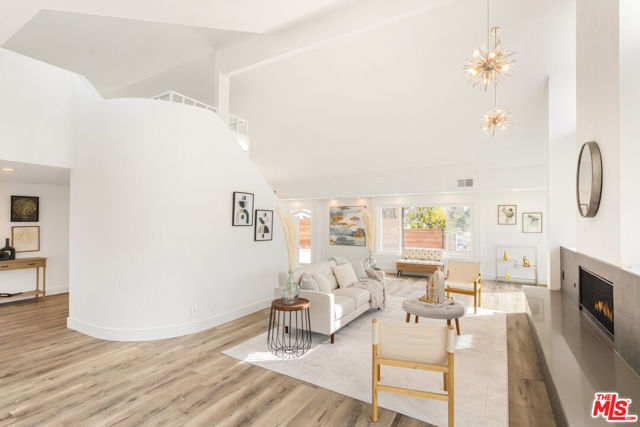 3536 Malibu Country Drive, Malibu CA: https://media.crmls.org/mediaz/73ef9245-860d-4282-93e7-14435022d3ae.jpg