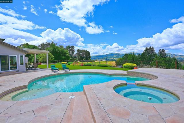 130 Samoa Ct, San Ramon CA: https://media.crmls.org/mediaz/73ef9ef1-1f02-4f96-aabb-14917a5da02a.jpg