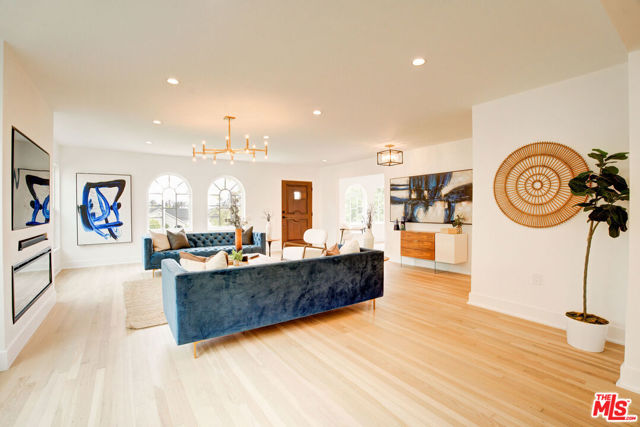 1027 S Lucerne Boulevard, Los Angeles CA: https://media.crmls.org/mediaz/73eff45b-bea5-495d-9bd7-86bfb1797918.jpg