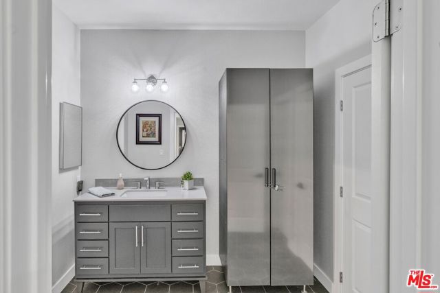 433 E Tamarack Avenue, Inglewood CA: https://media.crmls.org/mediaz/73f0778e-badd-4856-9a13-06f950a00cf9.jpg