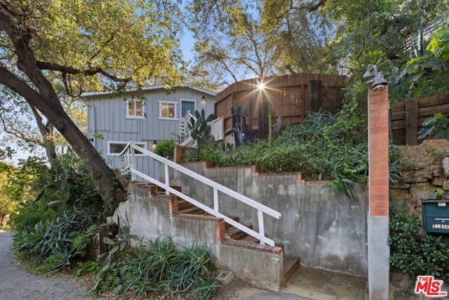 21936 Canon Drive, Topanga CA: https://media.crmls.org/mediaz/73f2b13c-4223-4a8b-b9e5-9efd3d1d648c.jpg