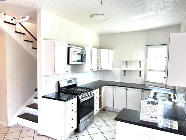 1610 85th Avenue, Oakland CA: https://media.crmls.org/mediaz/73f2e4b7-3c3a-4f4f-b194-bddfaff4d7a5.jpg