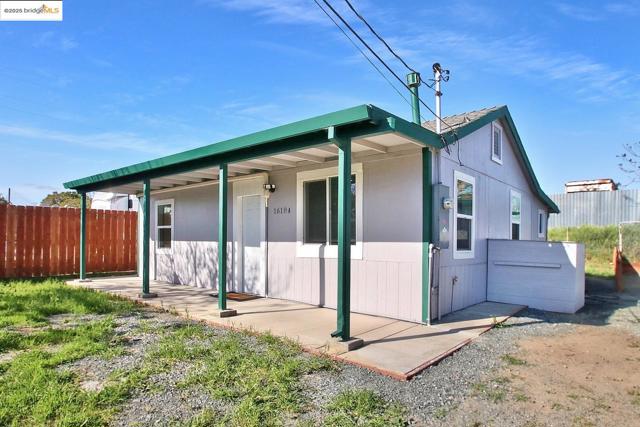 View of home's exterior
