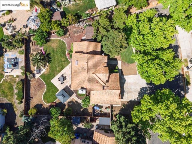 1281 Sea Vista Dr, Brentwood CA: https://media.crmls.org/mediaz/73f3852d-b1b7-401d-b82b-3efa69ef9317.jpg