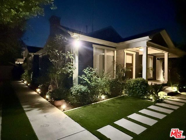 7024 De Longpre Avenue, Los Angeles CA: https://media.crmls.org/mediaz/73f3d015-d314-4a72-8cc0-6927e1085158.jpg