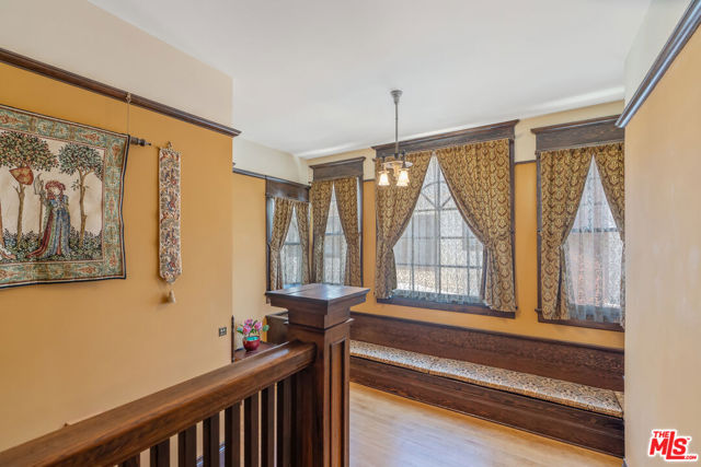 1049 Elden Avenue, Los Angeles CA: https://media.crmls.org/mediaz/73f41162-59a6-4a43-b5e0-ea0b13d75f96.jpg