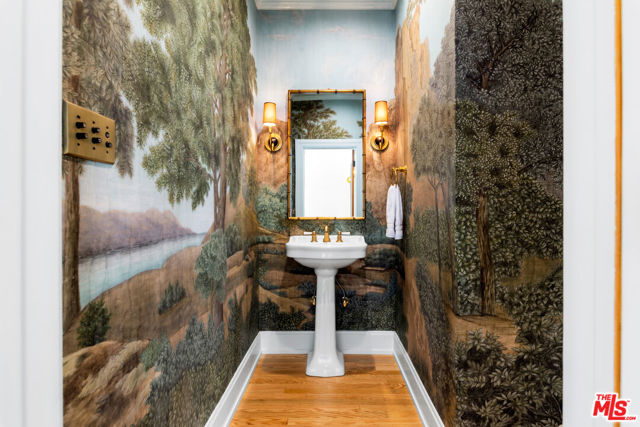 1672 Buckingham Road, Los Angeles CA: https://media.crmls.org/mediaz/73f4c318-82c5-481a-bc28-556aa3fce552.jpg