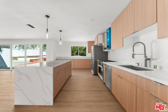 4800 Topeka Drive, Tarzana CA: https://media.crmls.org/mediaz/73f5421d-aa43-41d8-b4e7-aab6964bfd93.jpg