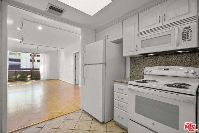 321 S San Vicente Boulevard, Los Angeles CA: https://media.crmls.org/mediaz/73f57fa2-0f87-4a9c-bd2c-fb37cec5bcf7.jpg