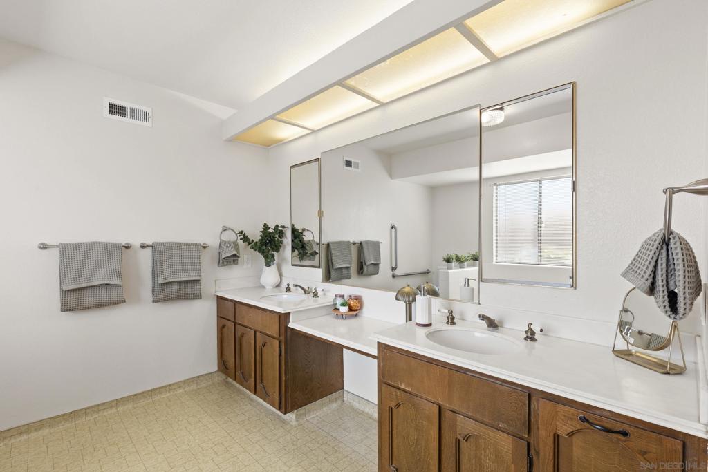 https://media.crmls.org/mediaz/73f66f73-d18d-4983-abf3-2c887fec467a.jpg?preset=X-Large