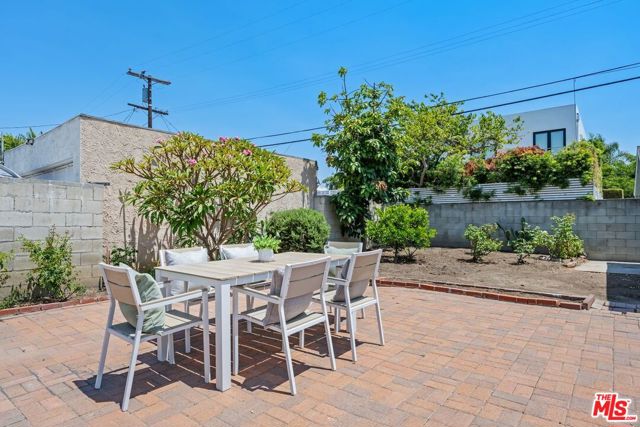 3588 Helms Avenue, Culver City CA: https://media.crmls.org/mediaz/73f85c1e-fca9-4c9f-805f-09d81f8ce2d4.jpg