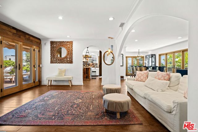 16582 Calneva Drive, Encino CA: https://media.crmls.org/mediaz/73f88011-49e5-495c-a6ce-9ba58f1ba627.jpg