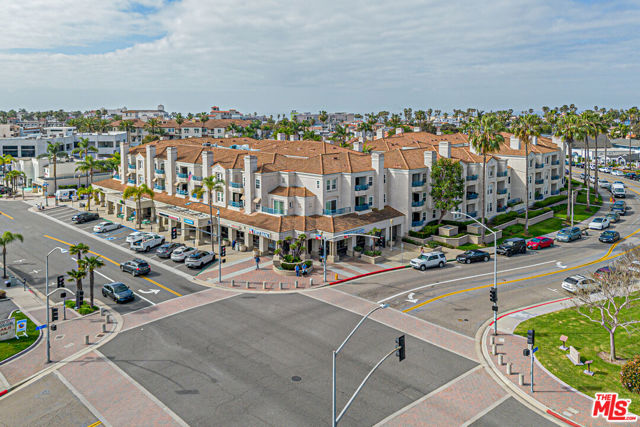 415 Townsquare Lane, Huntington Beach CA: https://media.crmls.org/mediaz/73f9288a-b977-4689-9c28-10410865226d.jpg