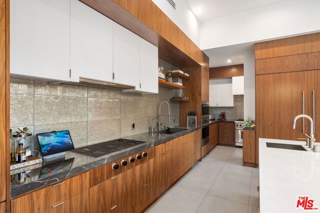 1527 Rising Glen Road, Los Angeles CA: https://media.crmls.org/mediaz/73faa61e-a1be-4870-93b8-c2cc9b2bdeca.jpg