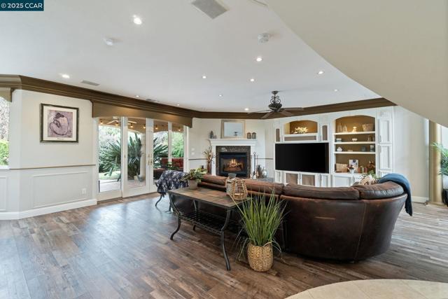 2550 E Jenny Ave, Fresno CA: https://media.crmls.org/mediaz/73fb3f17-40d5-4a2d-967b-0cab0726b60e.jpg