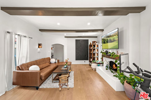 3871 Roxton Avenue, Los Angeles CA: https://media.crmls.org/mediaz/73fc5c50-d046-4d56-8c97-08aad9277180.jpg