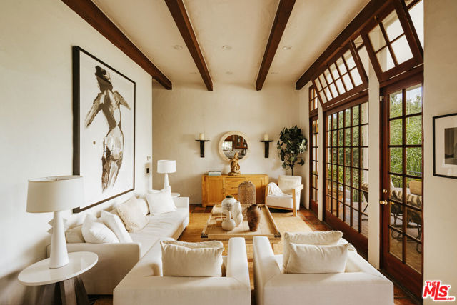 2942 Passmore Drive, Los Angeles CA: https://media.crmls.org/mediaz/73fcb089-9540-4b03-a711-f4ca3bf84794.jpg