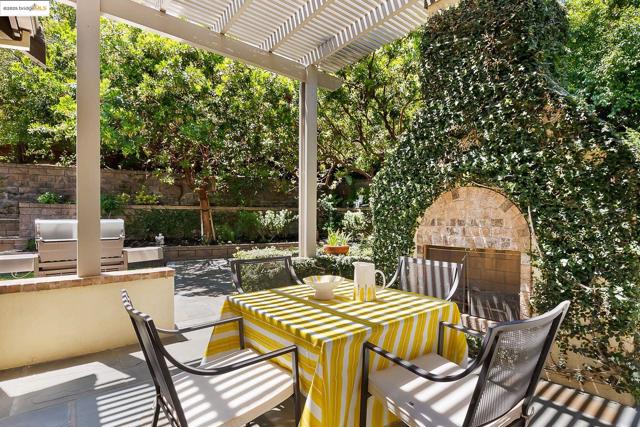1101 Lafite Ct, Brentwood CA: https://media.crmls.org/mediaz/73fe1541-d419-41cb-9643-9c8fad7a5640.jpg