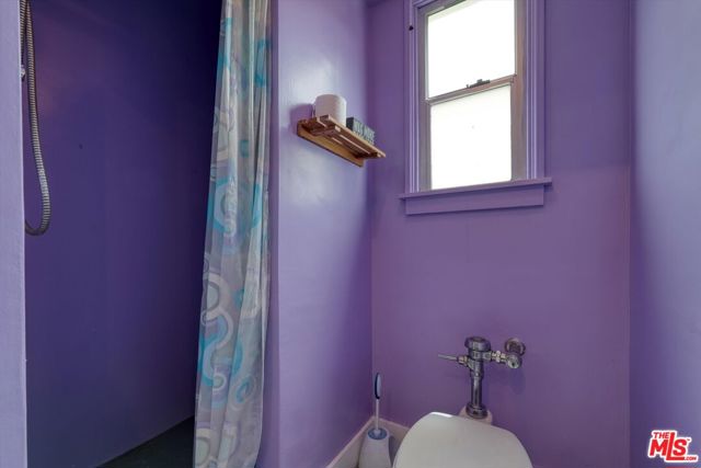 933 W Venezia Avenue, Venice CA: https://media.crmls.org/mediaz/73ff3510-19b2-4b79-9409-f1fc59c18cca.jpg