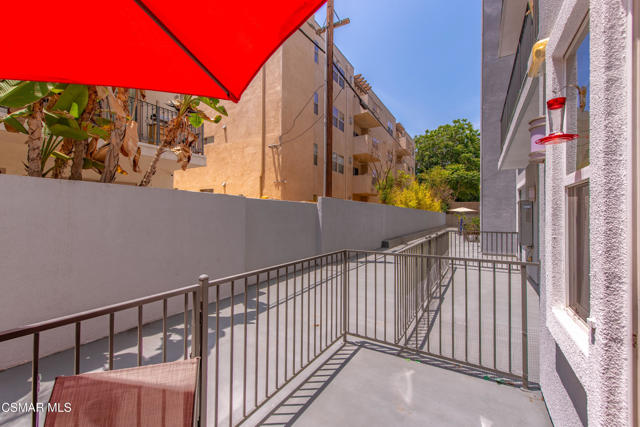 10878 Bloomfield Street, Toluca Lake CA: https://media.crmls.org/mediaz/74008964-21a2-4ec5-8e85-00b56c52f8d6.jpg