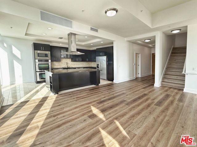 717 W Olympic Boulevard, Los Angeles CA: https://media.crmls.org/mediaz/7400c824-a415-4d47-9aee-35e4c739d180.jpg