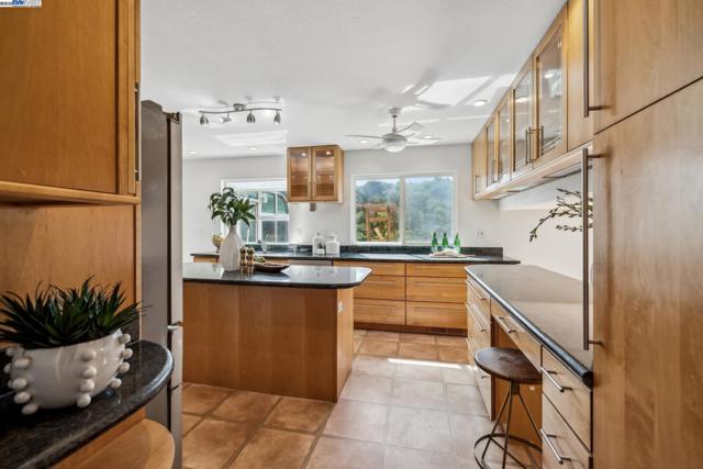 3483 Skyline Dr, Hayward CA: https://media.crmls.org/mediaz/7400c863-0b66-4181-a8e7-72c48ed371f3.jpg