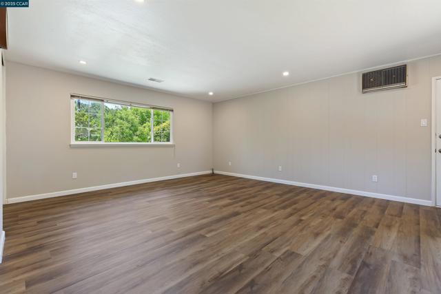 10 Maureen Ct, Pleasant Hill CA: https://media.crmls.org/mediaz/7400d0db-8725-4fd0-9b4f-2ac393102c85.jpg