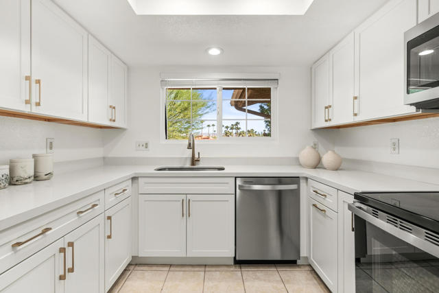500 S Farrell Drive #F44, Palm Springs, CA 92264