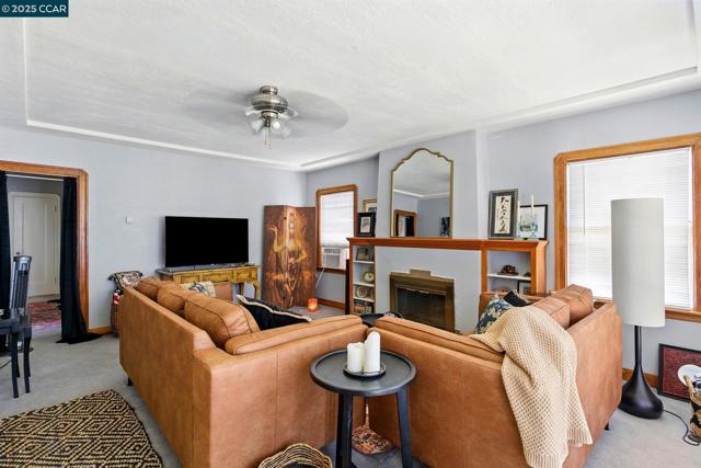 521 C St, Martinez CA: https://media.crmls.org/mediaz/7401e4b0-60b9-48e1-bff9-8a3e51feed51.jpg