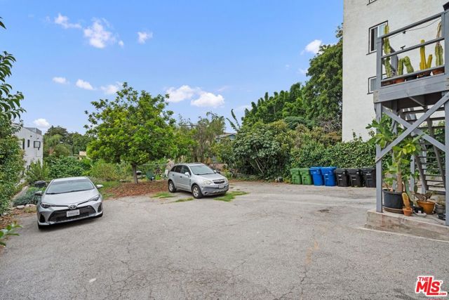 827 Lucile Avenue, Los Angeles CA: https://media.crmls.org/mediaz/7401e726-cb14-4eb7-99cd-141be12ad2b6.jpg