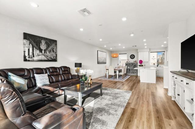 202 Keeper, Irvine CA: https://media.crmls.org/mediaz/74021156-72e3-46ab-a09e-16bf5232113e.jpg