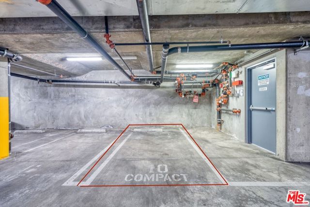 105 S Mariposa Avenue, Los Angeles CA: https://media.crmls.org/mediaz/7402b0d5-abf7-42c8-bb9b-2aab1fbe56c1.jpg